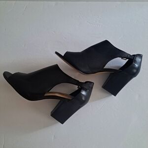 TAHARI TA Going Black Leather Round Open Toe Open Sides Buckle Ankle Shoes 9.5 M